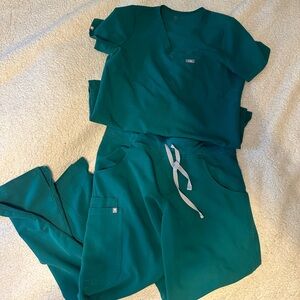 Figs hunter green set size S. Catarina 1 pocket top, Kade cargo scrub pants.